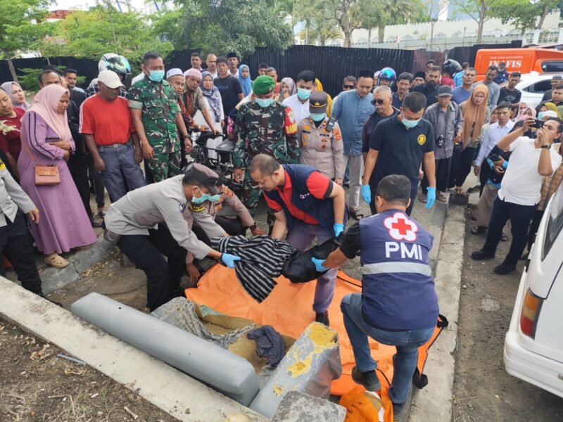 Warga Banda Aceh di hebohkan dengan penemuan mayat laki-laki tanpa identitas di Halte Trans Kutaraja depan Masjid Raya Baiturrahman, Selasa (11/11/2025) pagi. dok. Polresta Banda Aceh
