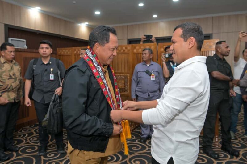 Wakil Gubernur Aceh, H. Fadhlullah SE, didampingi pimpinan Forkopimda Aceh menyambut kedatangan Menteri Dalam Negeri Republik Indonesia, Muhammad Tito Karnavian, di Bandara Internasional Sultan Iskandar Muda (SIM), Aceh Besar, Selasa (11/11/2025). dok. Ist