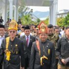Wakil Gubernur Aceh, Fadhlullah,SE menghadiri pemberian gelar kehormatan Wali Nanggroe kepada, Prof, Dr. H, Tito Karnavian, Ph, D. Di komplek Wali Nanggroe Aceh, Lampenerut Aceh Besar, Rabu, 12 November 2025. dok. Ist