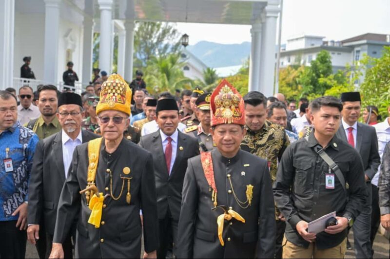 Wakil Gubernur Aceh, Fadhlullah,SE menghadiri pemberian gelar kehormatan Wali Nanggroe kepada, Prof, Dr. H, Tito Karnavian, Ph, D. Di komplek Wali Nanggroe Aceh, Lampenerut Aceh Besar, Rabu, 12 November 2025. dok. Ist