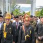 Wakil Gubernur Aceh, Fadhlullah,SE menghadiri pemberian gelar kehormatan Wali Nanggroe kepada, Prof, Dr. H, Tito Karnavian, Ph, D. Di komplek Wali Nanggroe Aceh, Lampenerut Aceh Besar, Rabu, 12 November 2025. dok. Ist