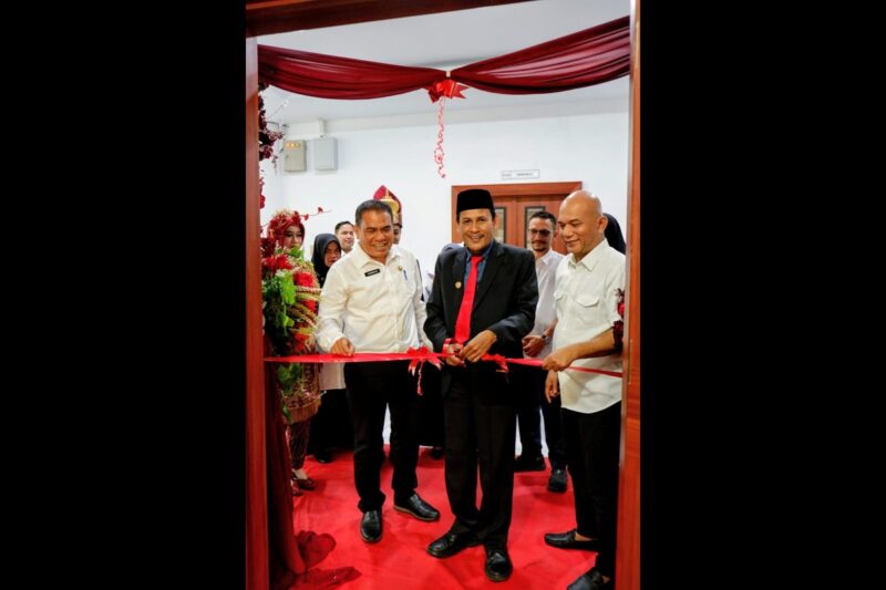 Asisten II Bidang Perekonomian dan Pembangunan Sekretariat Daerah Aceh, Dr. Ir. Zulkifli, M.Si, meresmikan Klinik Pengadaan Barang dan Jasa (Klinik PBJ) dengan simbolis pengguntingan pita. dok. Ist