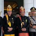 Kapolda Aceh Irjen Pol. Marzuki Ali Basyah hadir dan menyaksikan langsung prosesi penganugerahan Gelar Kehormatan Petua Panglima Hukom Nanggroe kepada Menteri Dalam Negeri (Mendagri) Republik Indonesia, Jenderal Polisi (Purn.) Prof. Muhammad Tito Karnavian, Ph.D., di Meuligoe Wali Nanggroe, Aceh Besar, Rabu, 12 November 2025. dok. Polda Aceh