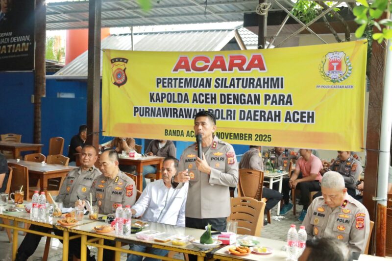 Marzuki Ali Basyah saat bersilaturahmi dengan keluarga besar Persatuan Purnawirawan (PP) Polri Aceh serta Dian Kemala di salah satu warung kopi kawasan Lambhuk, Kota Banda Aceh, Kamis, 13 November 2025. dok. Polda Aceh