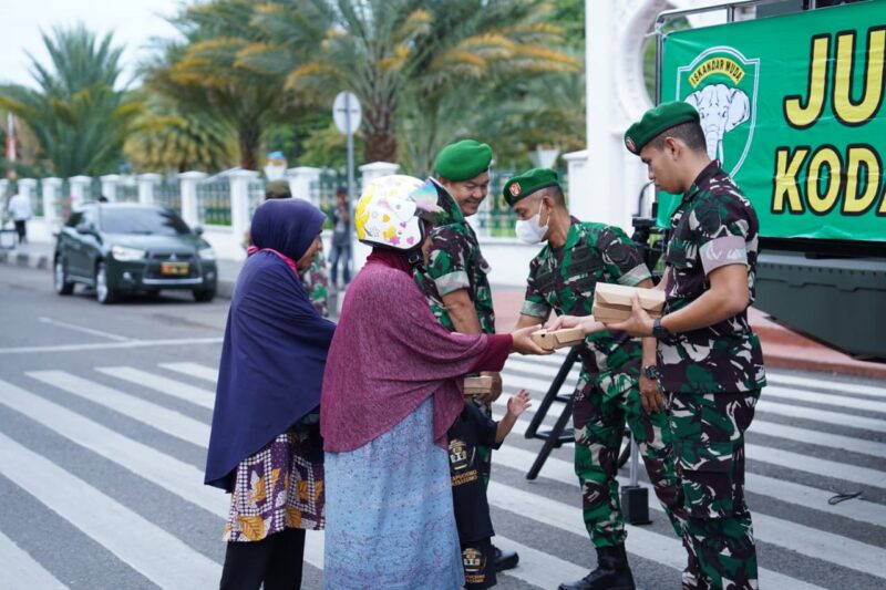 Jumat Berkah, Kodam Iskandar Muda Bagikan 373 Paket Makanan Gratis untuk Warga. dok. Pendam IM