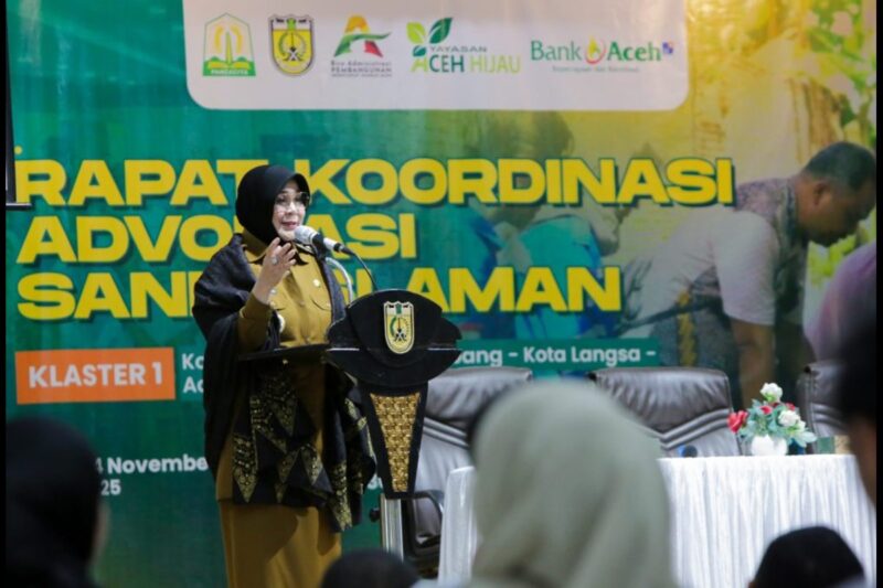 Wali Kota Banda Aceh Illiza Sa’aduddin Djamal berikan sambutan pada pembukaan Rakor Advokasi Sanitasi Aman klaster 1, yang diikuti jajaran dinas dan stakeholder terkait dari lima kabupaten/kota: Banda Aceh, Sabang, Langsa, Aceh Timur, dan Aceh Tamiang, Selasa, 4 November 2025 di aula balai kota. dok. Pemko Banda Aceh