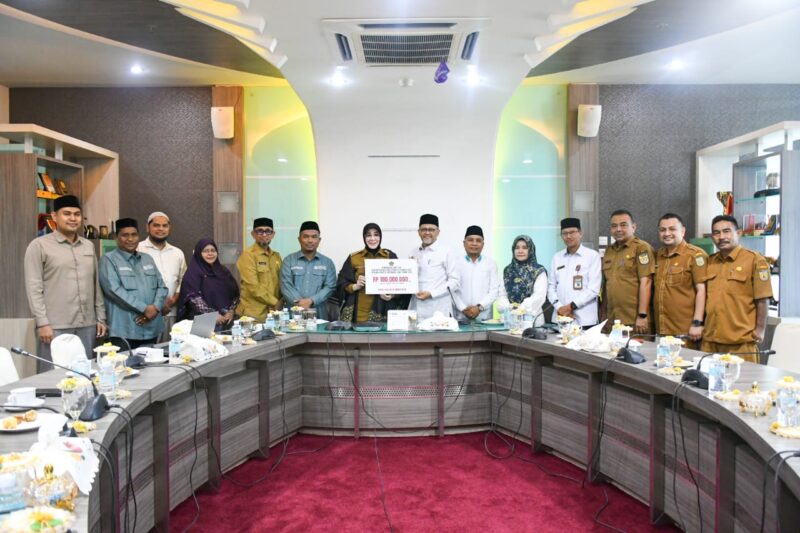 Wali Kota Banda Aceh Illiza Sa’aduddin Djamal secara simbolis menerima uang zakat sebesar Rp 180.000.000 dari Aparatur Sipil Negara (ASN) Kantor Kementerian Agama (Kemenag) Kota Banda Aceh. dok. Pemko Banda Aceh