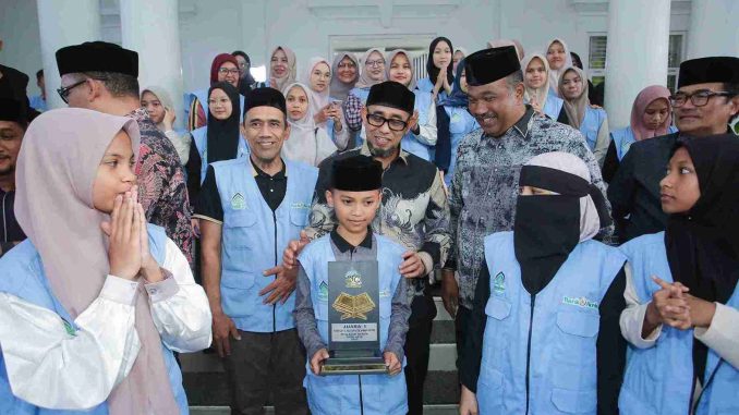 Kafilah Kota Banda Aceh yang telah berjuang pada Musabaqah Tilawatil Quran (MTQ) Aceh Ke-37 di Pidie Jaya tiba kembali ke Banda Aceh, Sabtu,(8/11/2025). dok. Pemko Banda Aceh