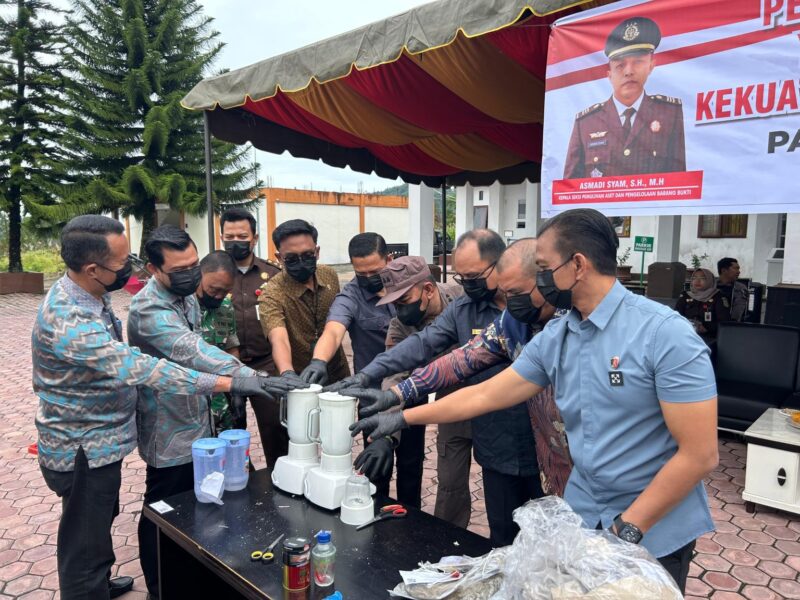 Polres Bener Meriah menghadiri kegiatan pemusnahan barang bukti tindak pidana narkotika dan tindak pidana lainnya yang telah berkekuatan hukum tetap (inkracht) di halaman Kantor Kejaksaan Negeri Bener Meriah, Kampung Wih Pesam, Kecamatan Wih Pesam, Kabupaten Bener Meriah, Kamis (13/11/2025). Dok. Polres Bener Meriah
