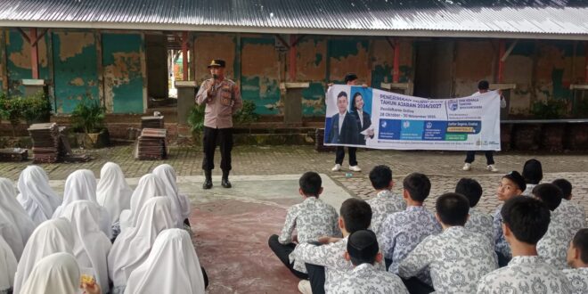 Personil Polsek Banda Sakti melaksanakan sosialisasi Seleksi Penerimaan Murid Baru (SPMB) SMA Kemala Taruna Bhayangkara Tahun Ajaran 2026/2027 di sejumlah sekolah tingkat SMP di wilayah hukum Polsek Banda Sakti, Polres Lhokseumawe, Jumat (14/11/2025) pagi. dok. Polres Lhokseumawe