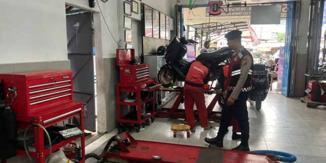 Personel Polres Lhokseumawe melakukan patroli menyusuri deretan pertokoan dan area perdagangan lainnya. Kehadiran polisi menjadi perhatian para pedagang dan pengunjung yang sedang beraktivitas, Jumat (14/11/2025). Dok. Polres Lhokseumawe