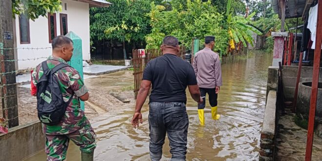 Kapolsek Muara Batu Ipda Syukrullah, S.E. bersama unsur Muspika turun langsung melakukan peninjauan ke lokasi terdampak, Minggu (23/11/2025) sekira pukul 12.05 WIB. Dok. Polres Lhokseumawe