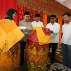 Wali Kota Banda Aceh Illiza Sa’aduddin Djamal bersama Wakil Wali Kota Afdhal Khalilullah dan sejumlah pejabat teras Pemko Banda Aceh menyambut kedatangan Menteri Kebudayaan RI Fadli Zon di area maulid raya, Senin, 24 November 2025. Dok. Pemko Banda Aceh