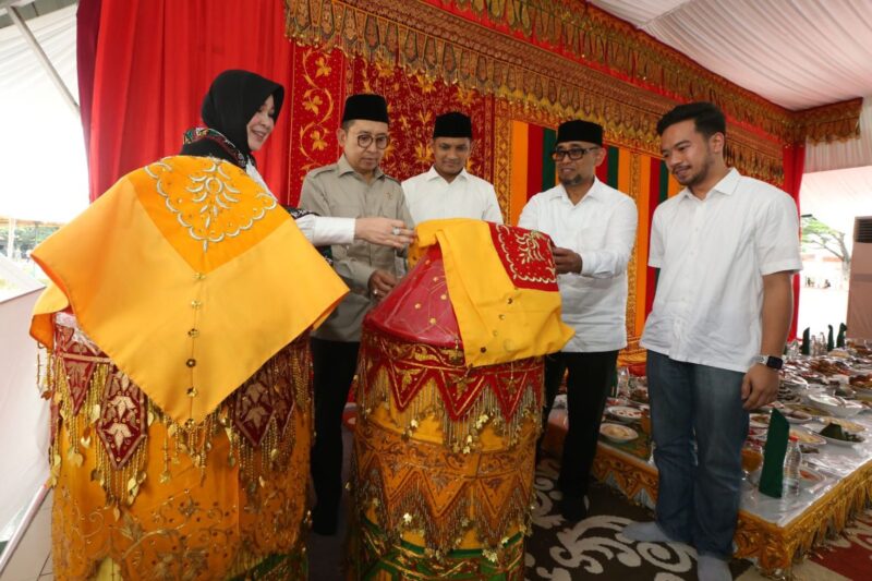 Wali Kota Banda Aceh Illiza Sa’aduddin Djamal bersama Wakil Wali Kota Afdhal Khalilullah dan sejumlah pejabat teras Pemko Banda Aceh menyambut kedatangan Menteri Kebudayaan RI Fadli Zon di area maulid raya, Senin, 24 November 2025. Dok. Pemko Banda Aceh