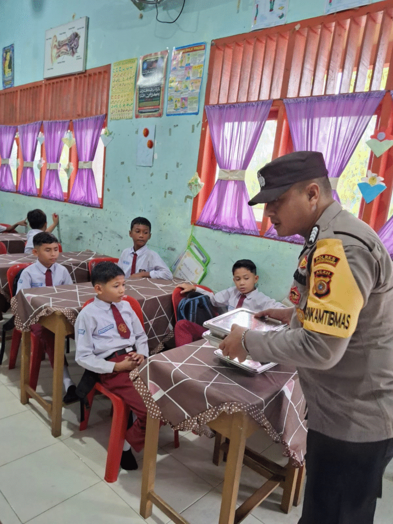 Polsek Muara Dua melaksanakan monitoring Program Makan Bergizi Gratis (MBG) dari Badan Gizi Nasional (BGN) yang disalurkan kepada pelajar dari tingkat TK hingga SMA serta kelompok B3 (balita, ibu hamil, dan ibu menyusui) di wilayah Kecamatan Muara Dua, Kota Lhokseumawe, Senin (24/11/2025). Dok. Polres Lhokseumawe