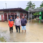 Kapolsek Blang Mangat AKP Saiful Bahri turun langsung ke lokasi banjir melakukan patroli untuk melakukan pemantauan dan memastikan kondisi masyarakat tetap aman, Selasa (25/11/2025). Dok. Polres Lhokseumawe