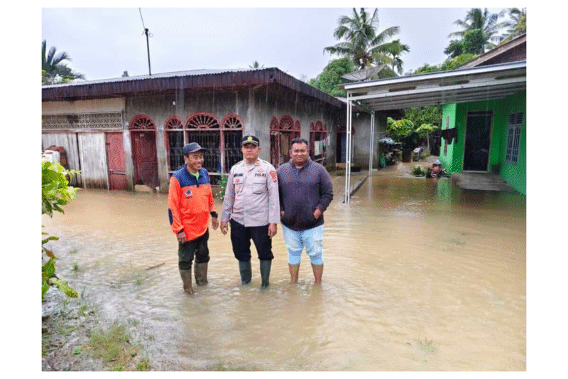 Kapolsek Blang Mangat AKP Saiful Bahri turun langsung ke lokasi banjir melakukan patroli untuk melakukan pemantauan dan memastikan kondisi masyarakat tetap aman, Selasa (25/11/2025). Dok. Polres Lhokseumawe