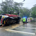 Satu unit truk enam roda (KR 6) terbalik di ruas Jalan Medan–Banda Aceh, tepatnya di depan PJB Desa Meuria Paloh, Kecamatan Muara Satu, Lhokseumawe, sekitar pukul 09.00 WIB, Selasa pagi (25/11/2025). Dok. Polres Lhokseumawe