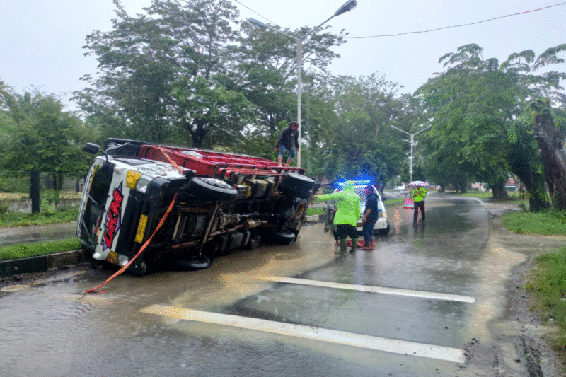 Satu unit truk enam roda (KR 6) terbalik di ruas Jalan Medan–Banda Aceh, tepatnya di depan PJB Desa Meuria Paloh, Kecamatan Muara Satu, Lhokseumawe, sekitar pukul 09.00 WIB, Selasa pagi (25/11/2025). Dok. Polres Lhokseumawe