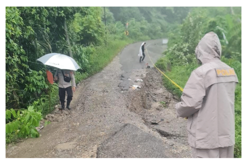 Polres Lhokseumawe bergerak cepat melakukan pemasangan police line dan tanda bahaya di kawasan rawan longsor Gunung Salak, Aceh Utara, Selasa pagi (25/11/2025). Dok. Polres Lhokseumawe