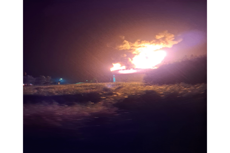 Tangki penyimpanan kondensat milik PT. Pema Global Energi (PGE) di lokasi Perta Arun Gas (PAG), Blang Lancang, Kota Lhokseumawe, terbakar pada Selasa (25/11/2025). Dok. Ist