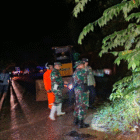 Hujan Deras Picu Longsor, Kodam Iskandar Muda kerahkan personel Bantu bersihkan material Longsor. Dok. Pendam IM