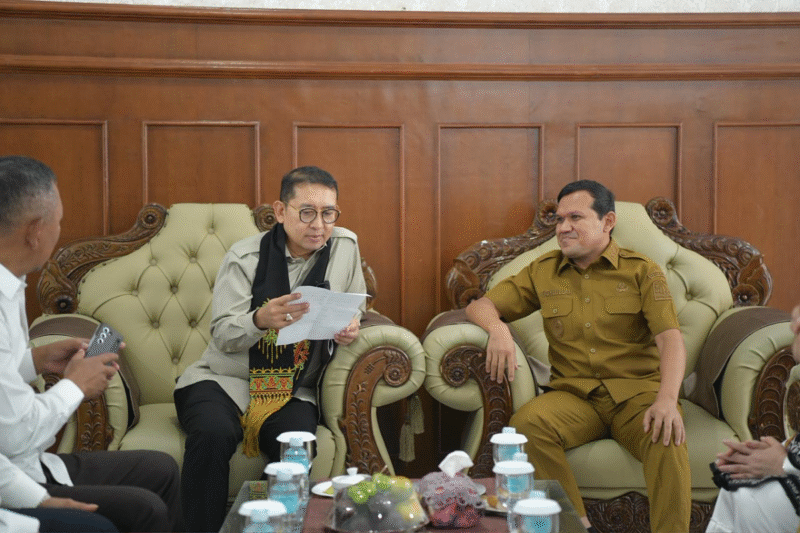 Wakil Gubernur Aceh, H. Fadhlullah SE., bersama Wali Kota Banda Aceh, Hj. Illiza Saaduddin Djamal, menjemput kedatangan Menteri Kebudayaan Republik Indonesia, Fadli Zon, di Bandara Sultan Iskandar Muda (SIM), Senin, 24 Desember 2025. Dok. Ist