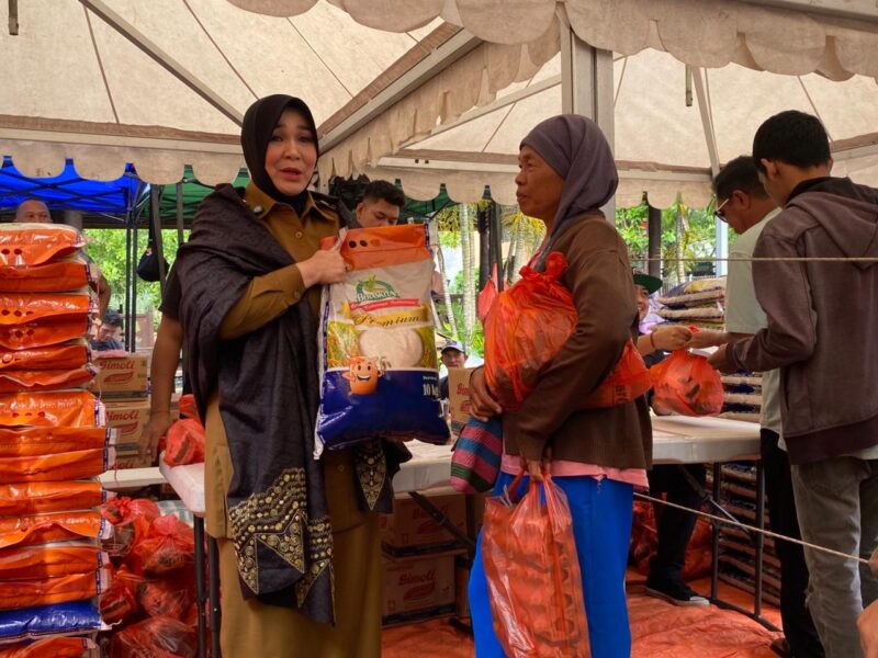 Wali Kota Banda Aceh, Illiza Sa’aduddin Djamal di Kantor Camat Meuraxa, Selasa (04/11/2025). dok. Pemko Banda Aceh