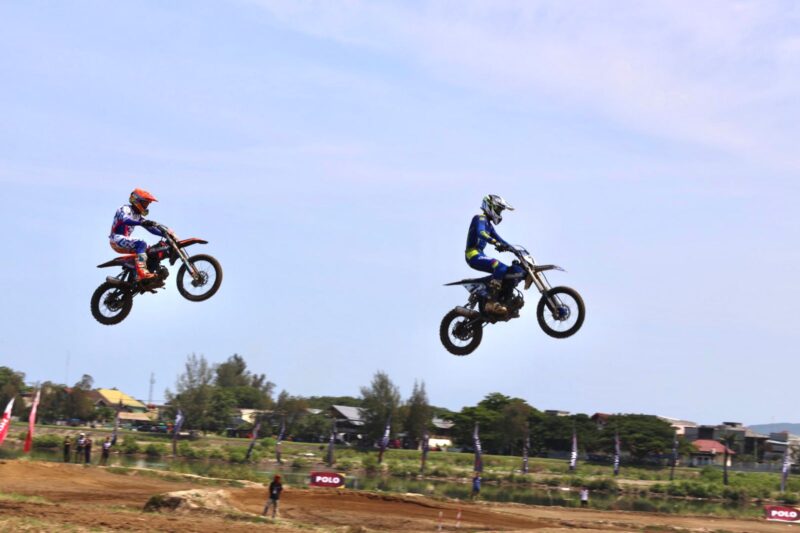 Polda Aceh melalui Direktorat Reserse Narkoba (Ditresnarkoba) menggelar Kejuaraan Motocross dan Grasstrack MX GTX “Aceh Anti Narkoba” Trophy Kapolda Aceh Tahun 2025, yang berlangsung di Sirkuit Lamnyong, Kecamatan Syiah Kuala, Banda Aceh, Minggu, 9 November 2025. Dok. Polda Aceh