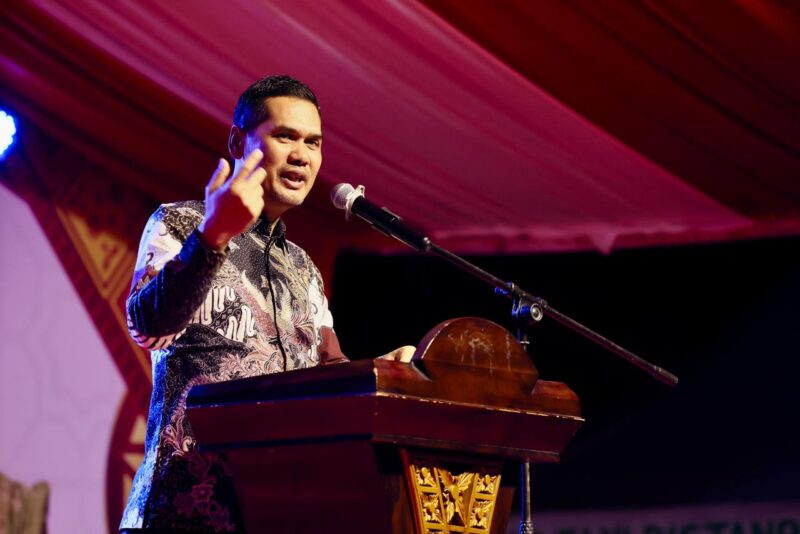 Sekda Aceh, M. Nasir, S.IP, MPA mewakili Gubernur Aceh meghadiri & memberi sambutan pada malam penutupan Rapat Koordinasi Dekranasda se-Aceh dan Pameran Kriya Unggulan Dekranasda se-Aceh, di UMKM Center Bank Aceh, Minggu (9/11/2025) malam. dok. Ist