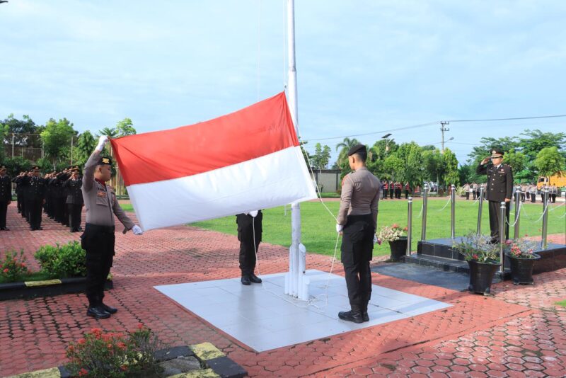 Polres Aceh Utara menggelar upacara pengibaran bendera merah putih dalam rangka memperingati Hari Pahlawan Tahun 2025, yang berlangsung di halaman Mapolres Aceh Utara pada Senin (10/11/2025). dok. Polres Aceh Utara