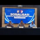 Wakapolres Lhokseumawe Kompol Salmidin S.E., M.M memimpin kegiatan Sosialisasi Whistle Blowing System (WBS) yang dihadiri oleh sejumlah personil di Aula Wira Satya Mapolres Lhokseumawe, Selasa (11/11/2025) pagi. dok. Polres Lhokseumawe