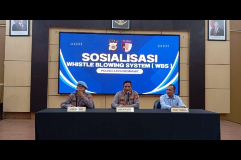 Wakapolres Lhokseumawe Kompol Salmidin S.E., M.M memimpin kegiatan Sosialisasi Whistle Blowing System (WBS) yang dihadiri oleh sejumlah personil di Aula Wira Satya Mapolres Lhokseumawe, Selasa (11/11/2025) pagi. dok. Polres Lhokseumawe