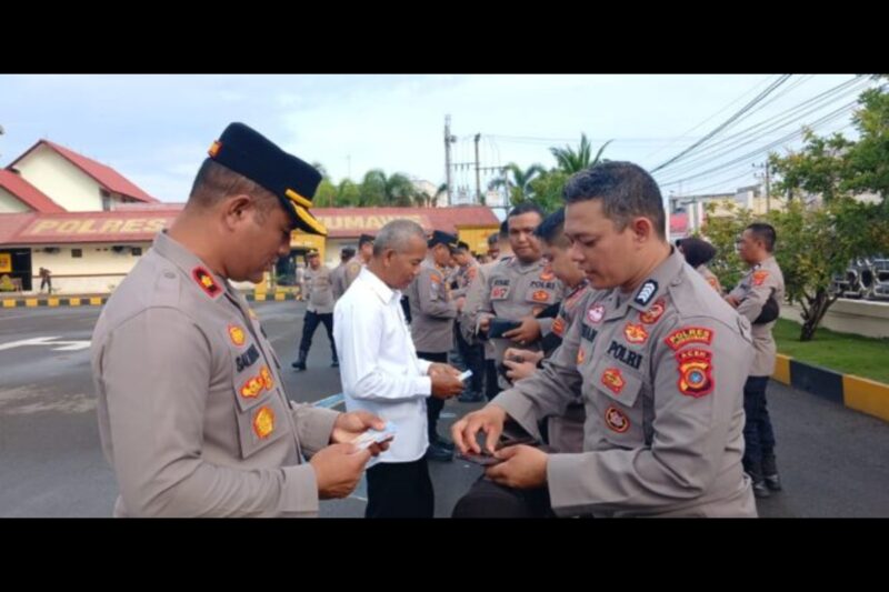 Wakapolres Lhokseumawe Kompol Salmidin S.E., M.M memimpin pelaksanaan Penegakan Ketertiban dan Disiplin (Gaktiblin) terhadap personel Polres Lhokseumawe usai apel pagi di halaman Mapolres, Selasa pagi (11/11/2025). dok. Polres Lhokseumawe