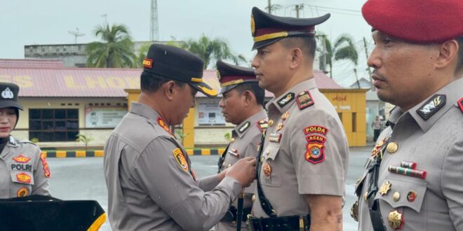 Kapolres Lhokseumawe AKBP Dr. Ahzan, S.H., S.I.K., M.H., M.S.M. memimpin upacara serah terima jabatan (sertijab) Kasat Intelkam, Kasat Reskrim, dan Kapolsek Muara Batu yang berlangsung di Aula Wira Satya Mapolres Lhokseumawe, Kamis (13/11/2025) pagi. dok. Polres Lhokseumawe