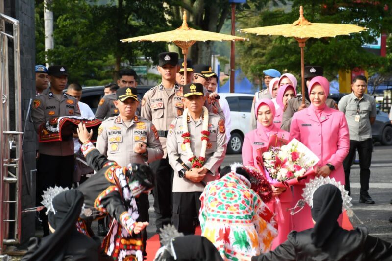 Kapolda Aceh Irjen Pol. Drs. Marzuki Ali Basyah, bersama Ketua Bhayangkari Daerah Aceh Ny. Ira Marzuki, melaksanakan kunjungan kerja (kunker) di Polres Aceh Tengah, Sabtu, 15 November 2025. dok. Polda Aceh