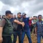 Kapolres Lhokseumawe AKBP Dr. Ahzan, SH, SIK, MH, MSM turun langsung ke Desa Pulo Meuria, Kecamatan Geurudong Pase, Kabupaten Aceh Utara, untuk meninjau lokasi lahan yang menjadi sumber konflik antara PT Satya Agung dan warga setempat, Sabtu (15/11/2025). Dok. Polres Lhokseumawe