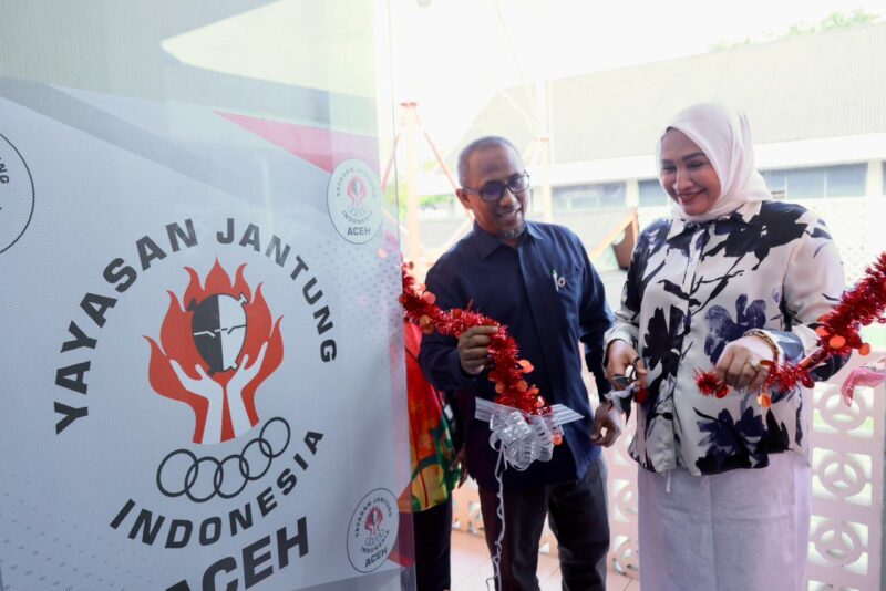 Ketua TP PKK Aceh Marlina Muzakir, selaku Ketua Dewan Pembina Yayasan Jantung Indonesia (YJI) Aceh, menghadiri peresmian Sekretariat YJI, di komplek Badan Penanggulangan Bencana Aceh, Sabtu (15/11/2025). Dok. Ist