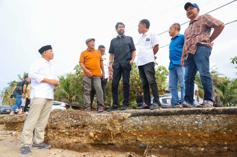 Gubernur Aceh Muzakir Manaf di dampingi Bupati Aceh Utara Ismail A. Jalil meninjau langsung kondisi permukiman warga yang tergerus abrasi laut di Gampong Lhok Puuk, Kecamatan Seunuddon, Kabupaten Aceh Utara, Minggu (16/11/2025). Dok. Ist