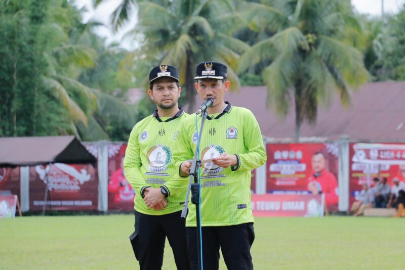 Bupati Aceh Barat Tarmizi SP MM bersama Wakil Bupati Said Fadheil SH  membuka Open Ceremony Liga 4 Aceh musim 2025–2026 yang digelar di Lapangan Sepakbola Cot Darat, Kecamatan Samatiga, Minggu (16/11/2025). Dok. Pemkab Aceh Barat
