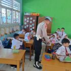 Personel Polsek Dewantara, Polres Lhokseumawe, melakukan monitoring dan pengamanan selama pendistribusian Program Makan Bergizi Gratis (MBG) dari Badan Gizi Nasional (BGN) di Kecamatan Dewantara pada Senin (17/11/2025). Dok. Polres Lhokseumawe