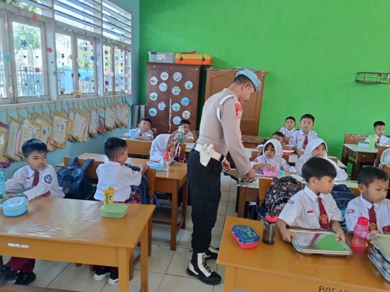 Personel Polsek Dewantara, Polres Lhokseumawe, melakukan monitoring dan pengamanan selama pendistribusian Program Makan Bergizi Gratis (MBG) dari Badan Gizi Nasional (BGN) di Kecamatan Dewantara pada Senin (17/11/2025). Dok. Polres Lhokseumawe