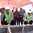 Kapolda Aceh Irjen Pol. Drs. Marzuki Ali Basyah meletakkan batu pertama pembangunan Lapangan Joging Track Metuah di lingkungan Polres Bener Meriah. Dok. Polda Aceh