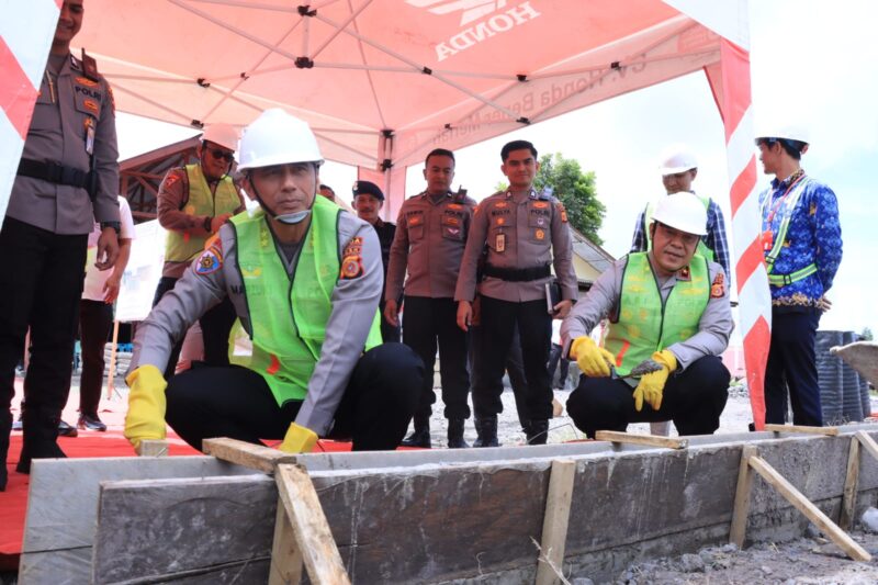 Kapolda Aceh Irjen Pol. Drs. Marzuki Ali Basyah meletakkan batu pertama pembangunan Lapangan Joging Track Metuah di lingkungan Polres Bener Meriah. Dok. Polda Aceh