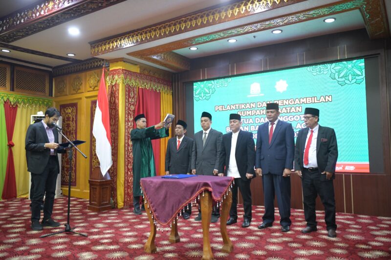 Gubernur Aceh Muzakir Manaf, melakukan pelantikan dan pengambilan sumpah jabatan ketua dan anggota Badan Baitul Mal Aceh periode 2025-2030. Dok. Ist