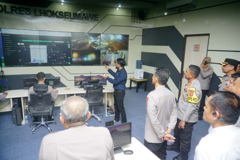 Kapolda Aceh meninjau inovasi layanan publik Polres Lhokseumawe, yakni aplikasi operasional “Rijang”. Dok. Polres Lhokseumawe