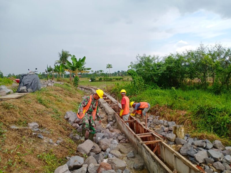 Bersinergi dengan BWS, Kodam Iskandar Muda bangun Irigasi di Pante Bidari Aceh Timur. Dok. Pendam IM