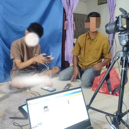 Empat warga berkebutuhan khusus di Kota Banda Aceh segera memiliki KTP-el setelah didatangi langsung oleh petugas Dinas Kependudukan dan Pencatatan Sipil (Disdukcapil) melalui layanan Jemput Bola (Jebol), pada Senin (17/11/2025). Dok. Pemko Banda Aceh