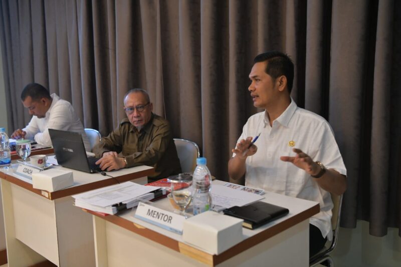 Sekda Aceh, M. Nasir Memberi pembinaan Intensif pada Pelaksanaan Off Campus dan Penugasan Mentor Peserta PKN Tingkat II Angkatan XXIV Tahun 2025 di Kantor LAN RI Perwakilan Aceh, Banda Aceh, Rabu, 19 November 2025. Dok. Ist
