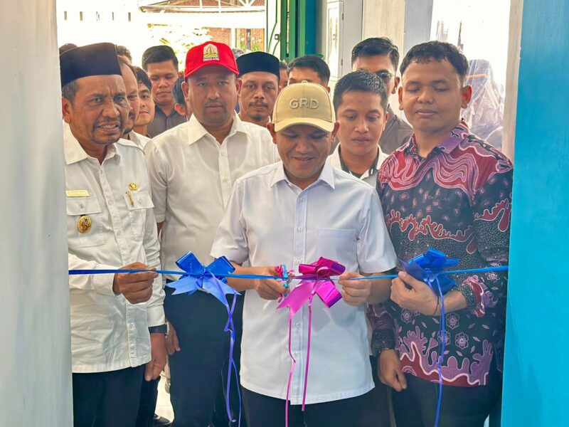 Wakil Gubernur Aceh, Fadhlullah, S.E., meresmikan penggunaan Dapur MBG SPPG di Gampong Muenasah Krung, Kecamatan Ulim, Kabupaten Pidie Jaya, Rabu (19/11/2025). Dok. Ist